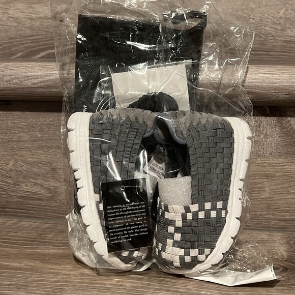 Toddler size 7 shoes. - Picture 2 of 2